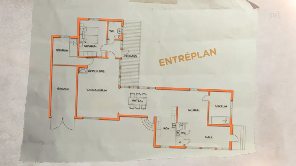 Stiligt - En planlösning märkt ”ENTRÉPLAN” visar rum inklusive vardagsrum, matsal, kök, hall, tre sovrum, garage, WC och terrass. Orange linjer visar omkretsen.