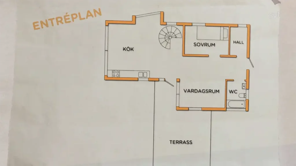 Stiligt - En planritning märkt "ENTRÉPLAN" visar rum: kök (kök), sovrum (sovrum), vardagsrum (vardagsrum), hall, WC och en terrass, med orange kontur på väggarna.