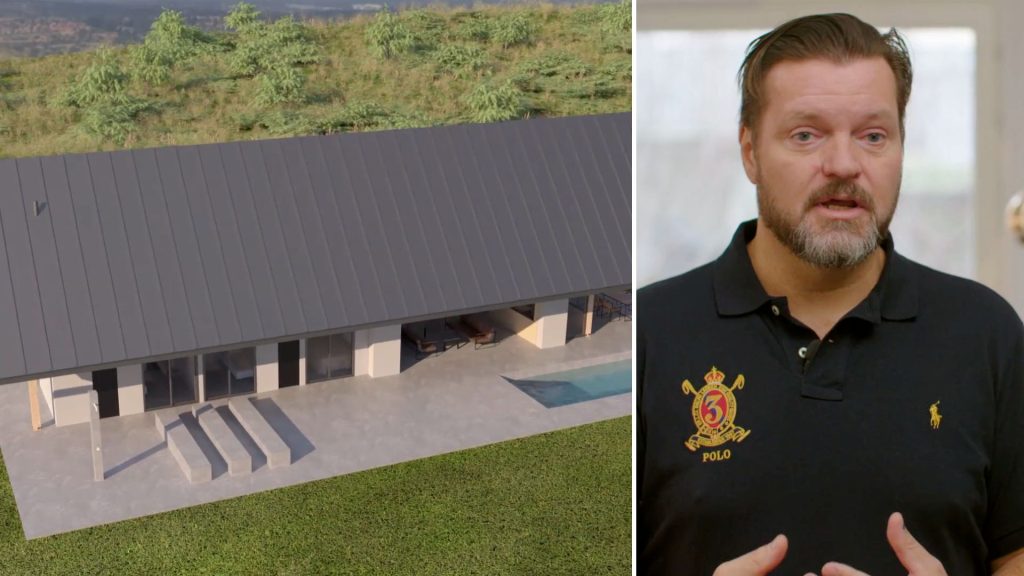 Stiligt - Delad skärmbild som visar ett modernt hus med sluttande tak och pool till vänster och en man med skägg som bär en svart pikétröja talar till höger.