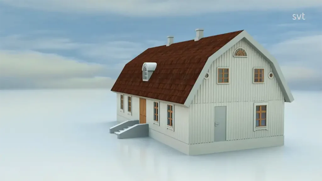 Stiligt - Ett enkelt, ljusgrått hus med brunt tak ligger på en plan, reflekterande yta under en molnig himmel. Huset har flera fönster och en liten trappa som leder till ytterdörren.