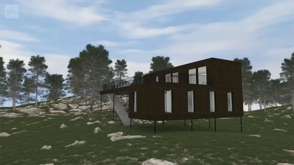 Stiligt - Ett modernt, upphöjt rektangulärt hus med stora fönster och en utomhustrappa ligger på en gräsbevuxen, stenig sluttning omgiven av tallar under en delvis molnig himmel.