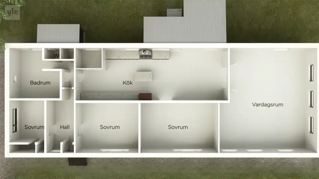 Stiligt - En top-down vy av en planlösning för ett hus med märkta rum: hall, badrum, kök, vardagsrum och tre sovrum, omgiven av en gräsbevuxen gård.