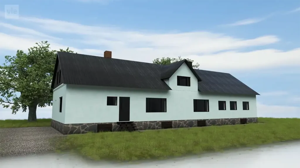 Stiligt - Ett ljusblått enplanshus med svart tak och stengrund, beläget på gräsbevuxen mark med ett träd och en molnig himmel i bakgrunden.