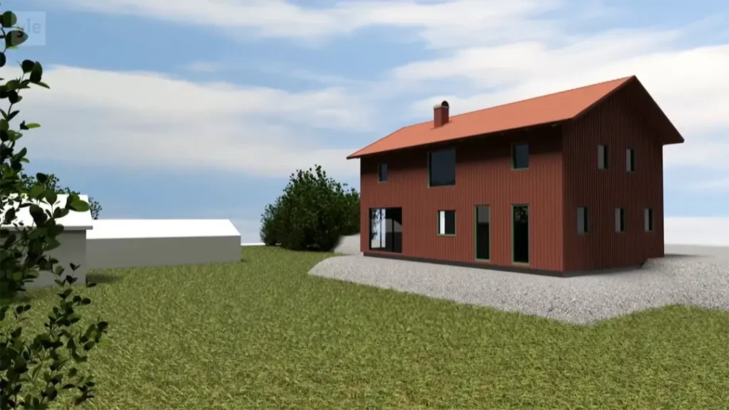 Stiligt - Ett tvåvånings rött hus med sadeltak står på en gräsbevuxen tomt med några träd och en vit struktur i bakgrunden under en halvmolnig himmel.