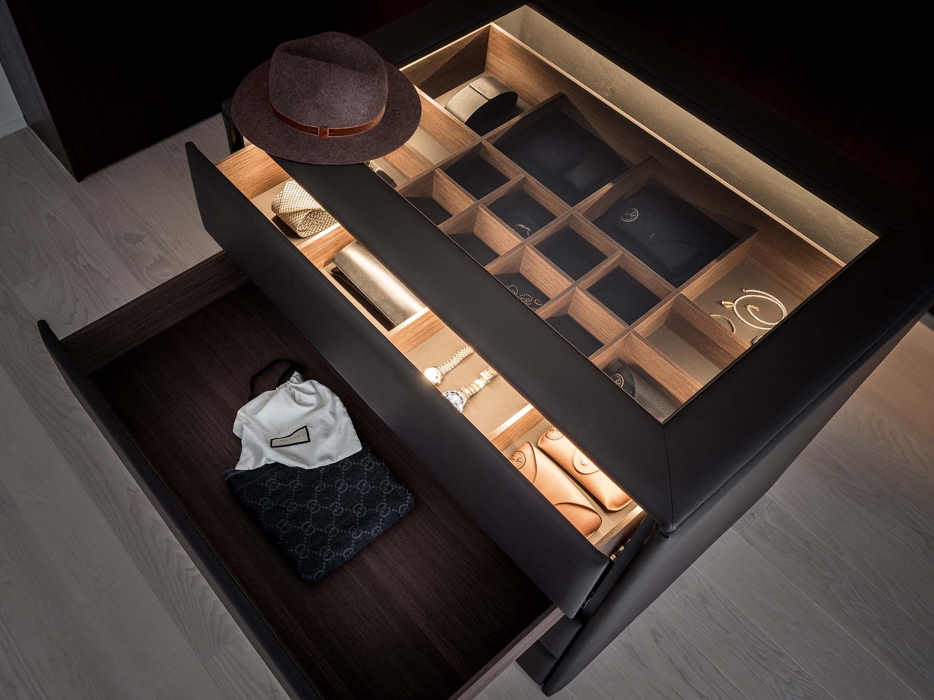 Stiligt -Platsbyggd walk in closet - Platsbyggt, unik & exklusivt! Stilig skapar allt från grunden – skräddarsytt hantverk med oslagbar kvalitet.
