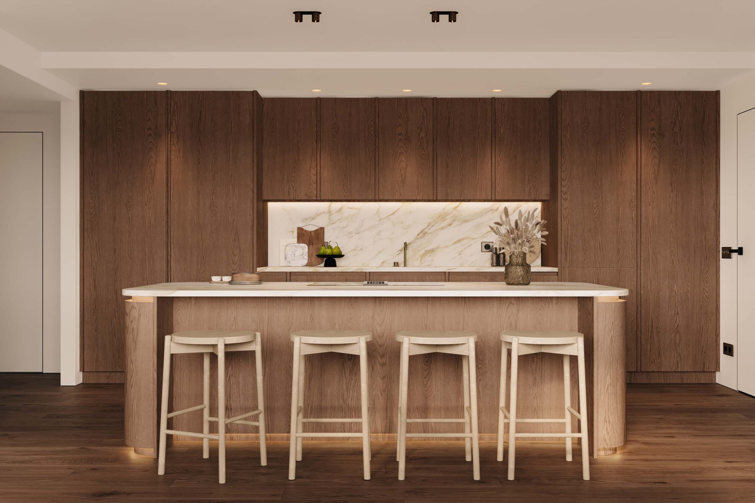 Stiligt - Modernt kök med träskåp, backsplash i marmor och ö med fyra ljusa pallar under ljus, inbyggd belysning.