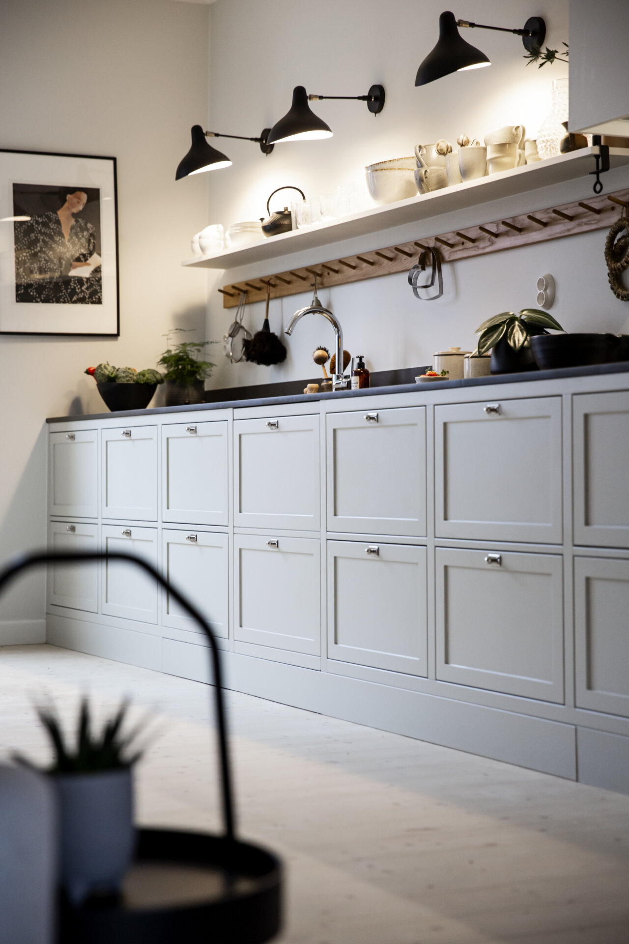 Platsbyggda Klassiskt shakerkök symmetri knoppbräda väggbelysning lampetter platsbyggt knoppbräda