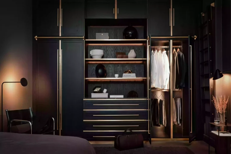 Sort garderobe