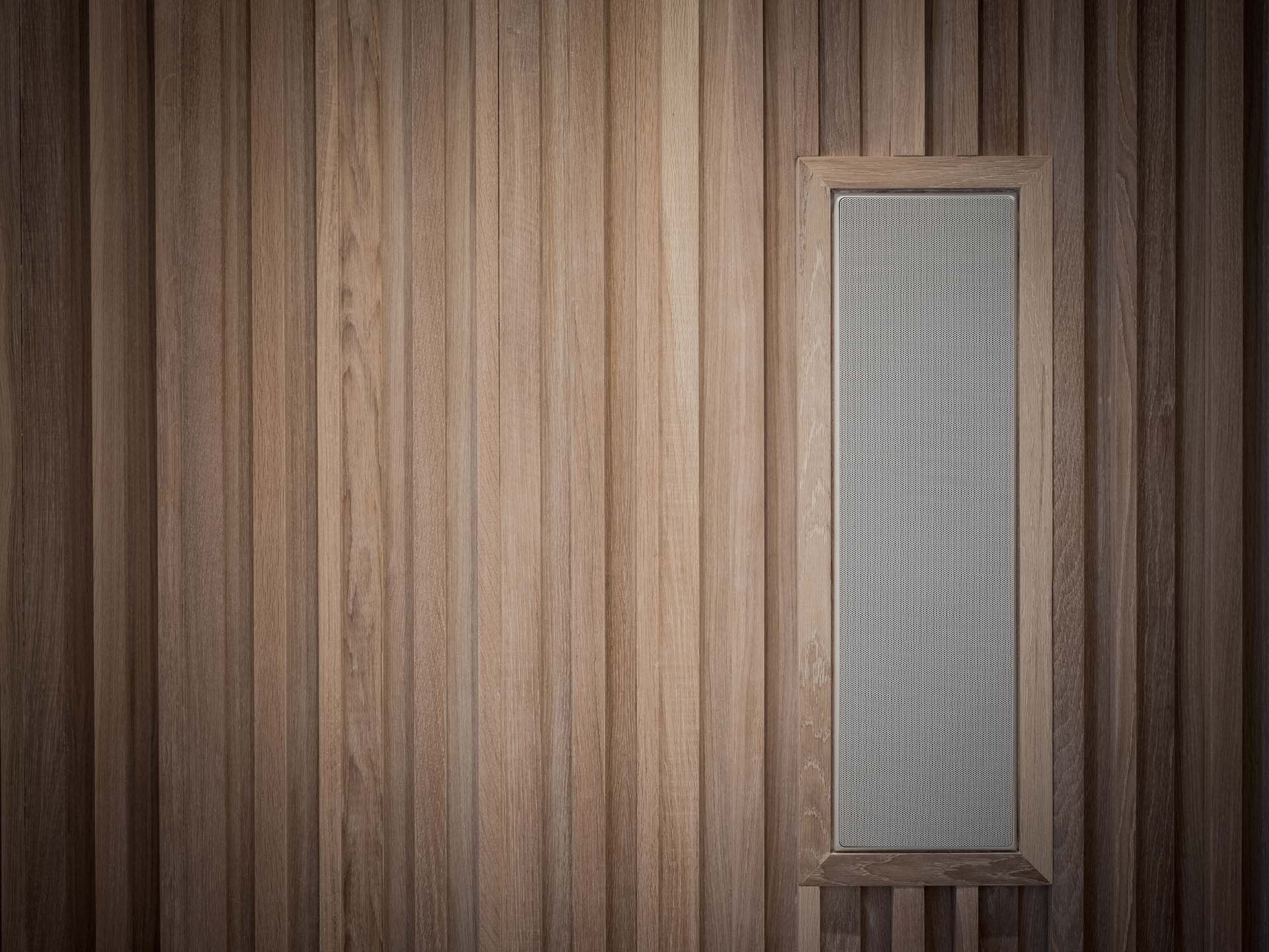 Stiligt - Ett rektangulärt fönster med frostat glas sätts in i en vertikal träpanelvägg.