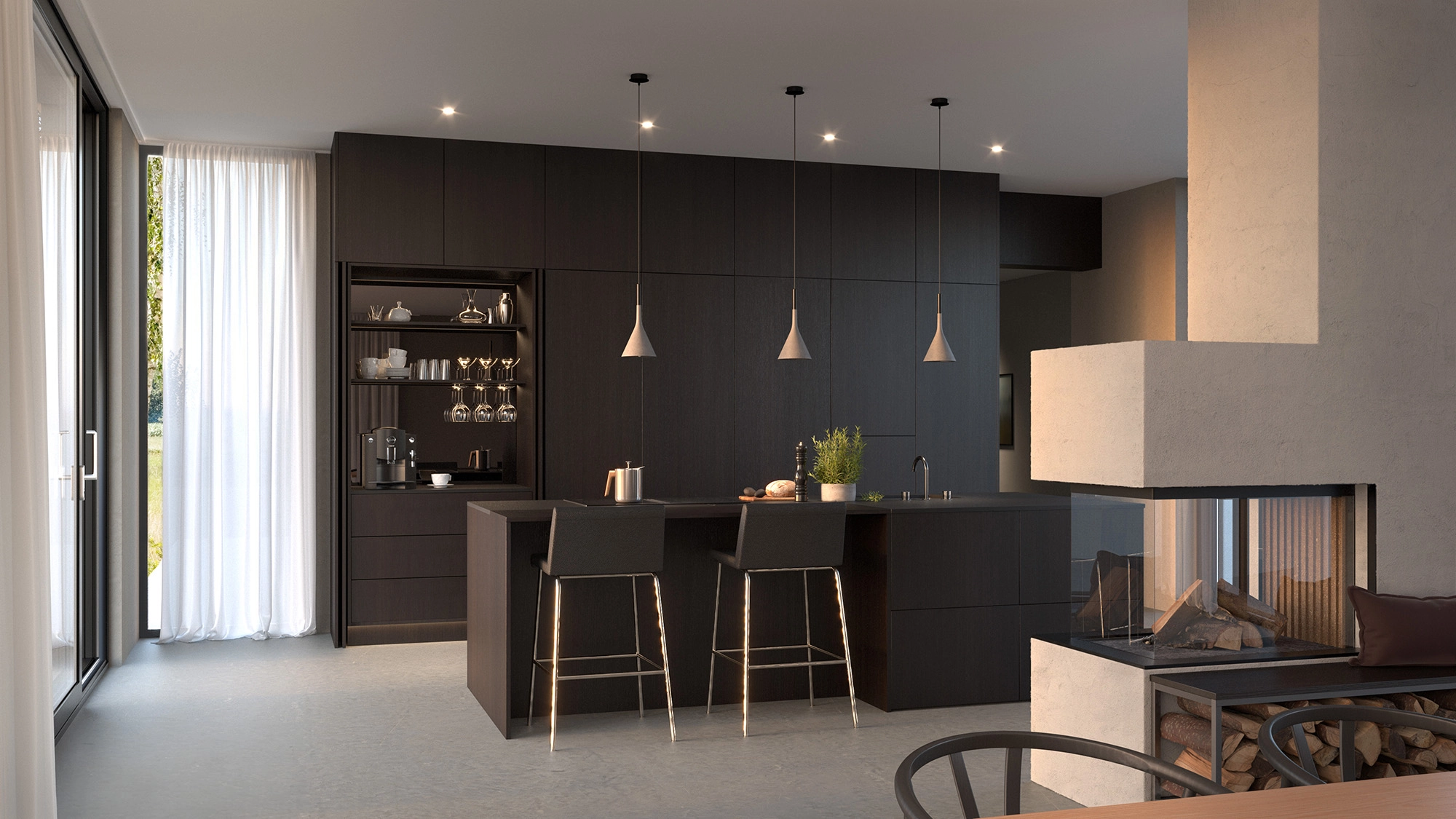 Stiligt - Modernt kök med mörka skåp, en central ö med två barstolar, taklampor, öppna hyllor och en öppen spis i förgrunden. Stort fönster med skira gardiner till vänster.