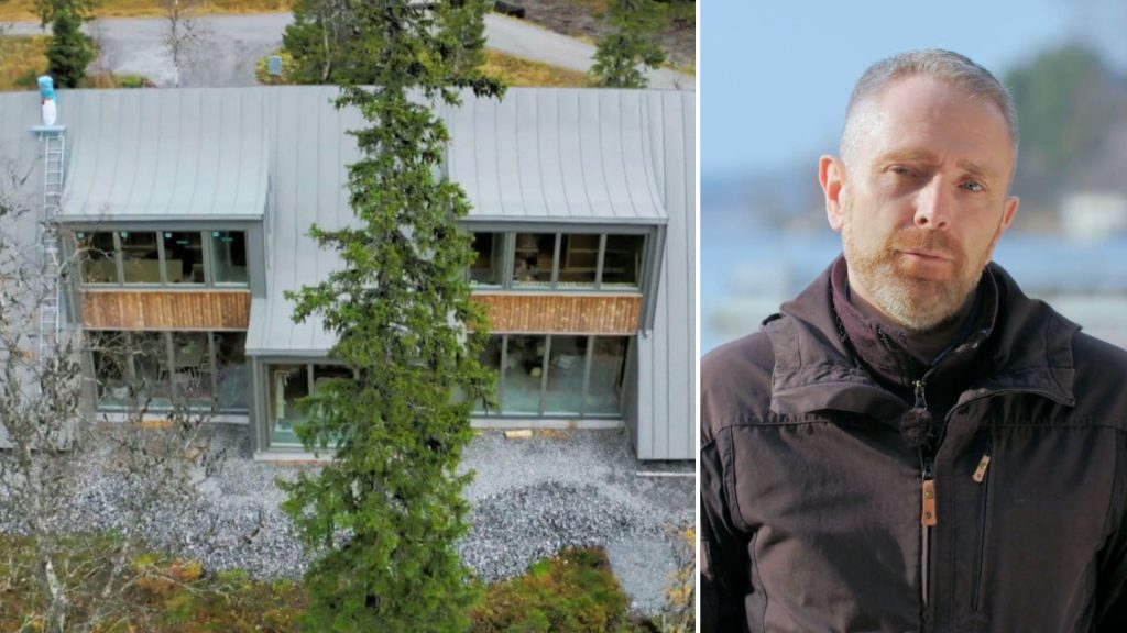 Stiligt - Ett modernt hus omgivet av träd visas till vänster; till höger står en man med kort hår och skägg utomhus, iklädd mörk jacka.